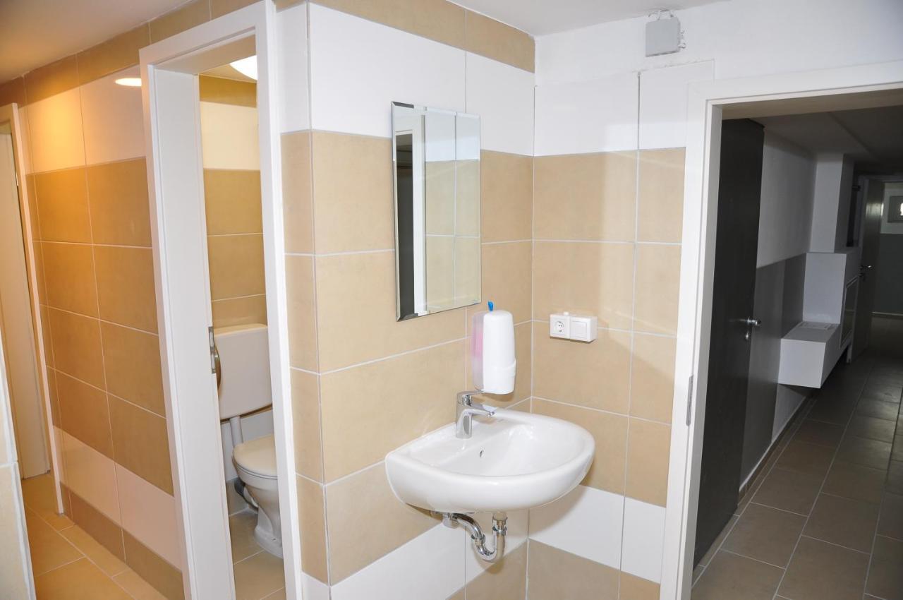 Weisenau Plaza Hostel Mainz Bagian luar foto