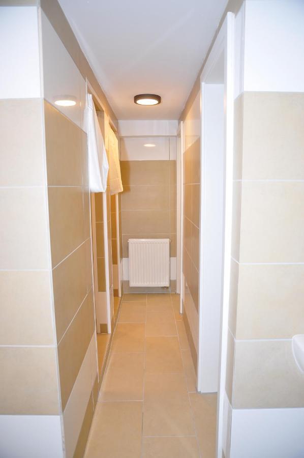 Weisenau Plaza Hostel Mainz Bagian luar foto