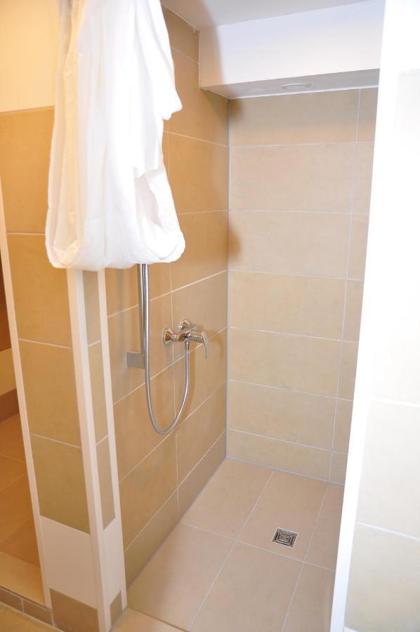 Weisenau Plaza Hostel Mainz Bagian luar foto