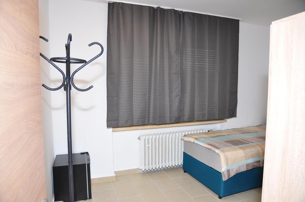Weisenau Plaza Hostel Mainz Bagian luar foto
