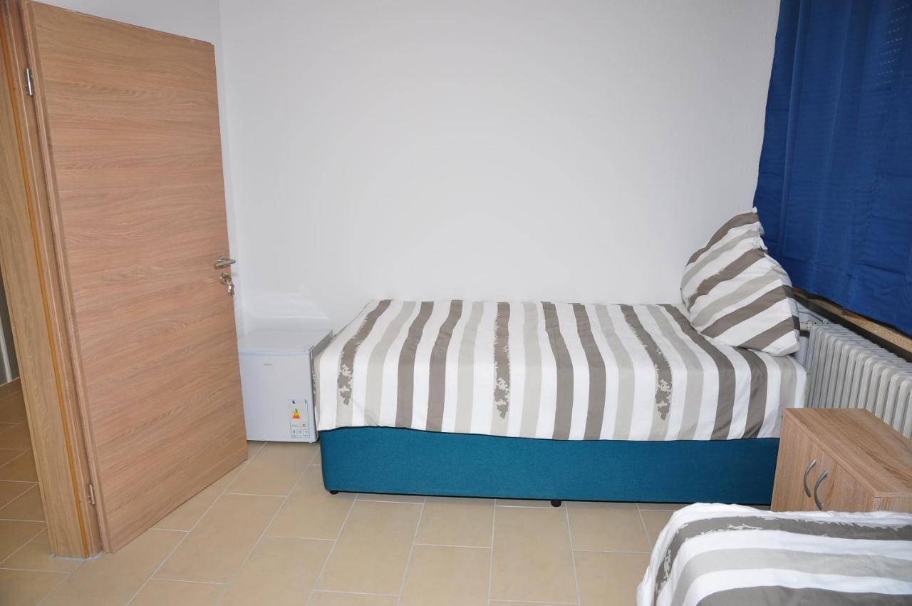 Weisenau Plaza Hostel Mainz Bagian luar foto