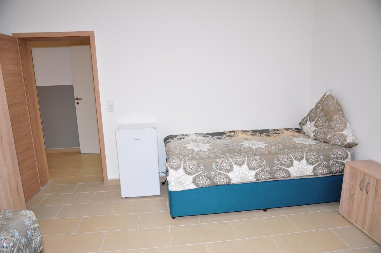 Weisenau Plaza Hostel Mainz Bagian luar foto