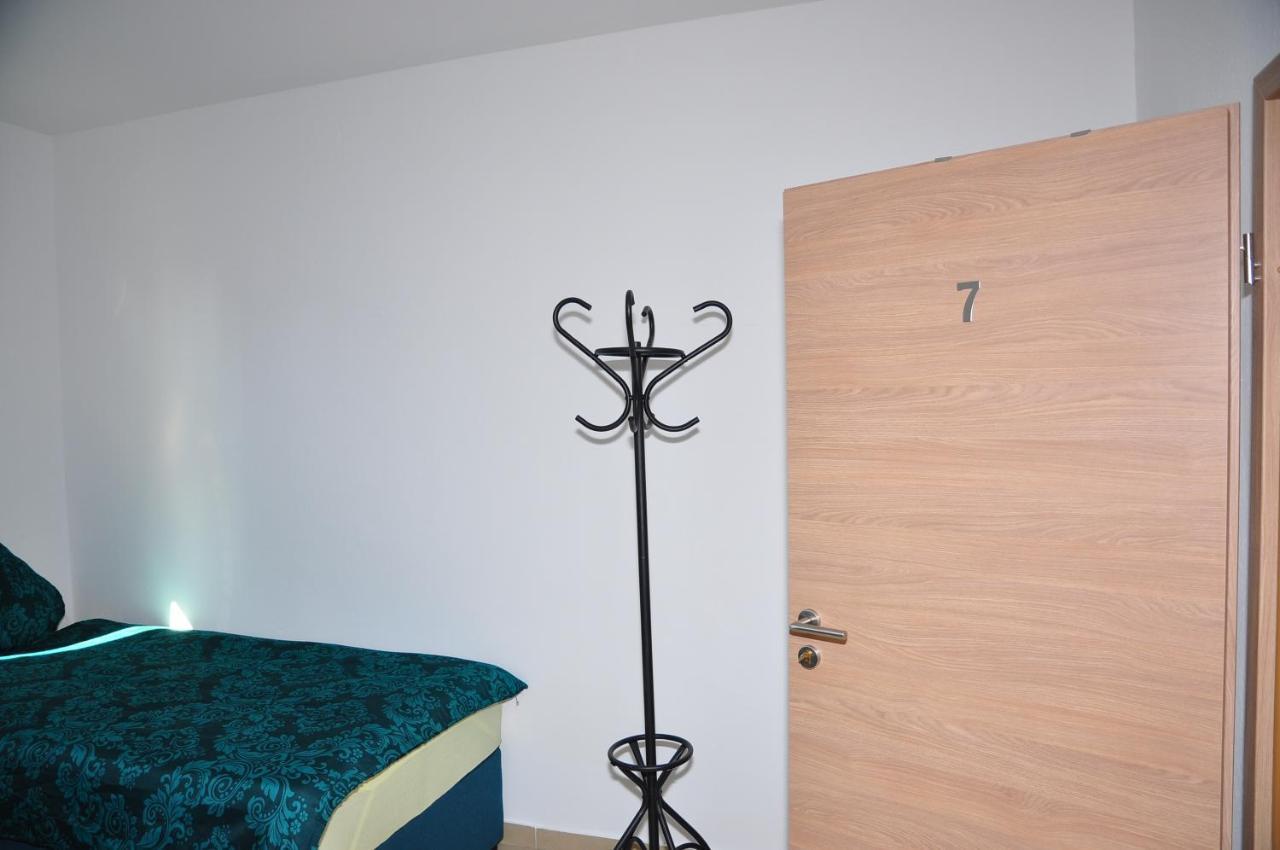 Weisenau Plaza Hostel Mainz Bagian luar foto