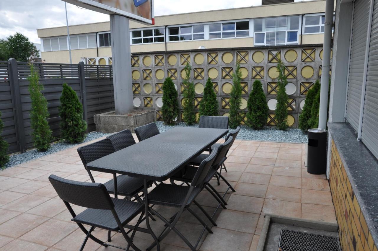 Weisenau Plaza Hostel Mainz Bagian luar foto
