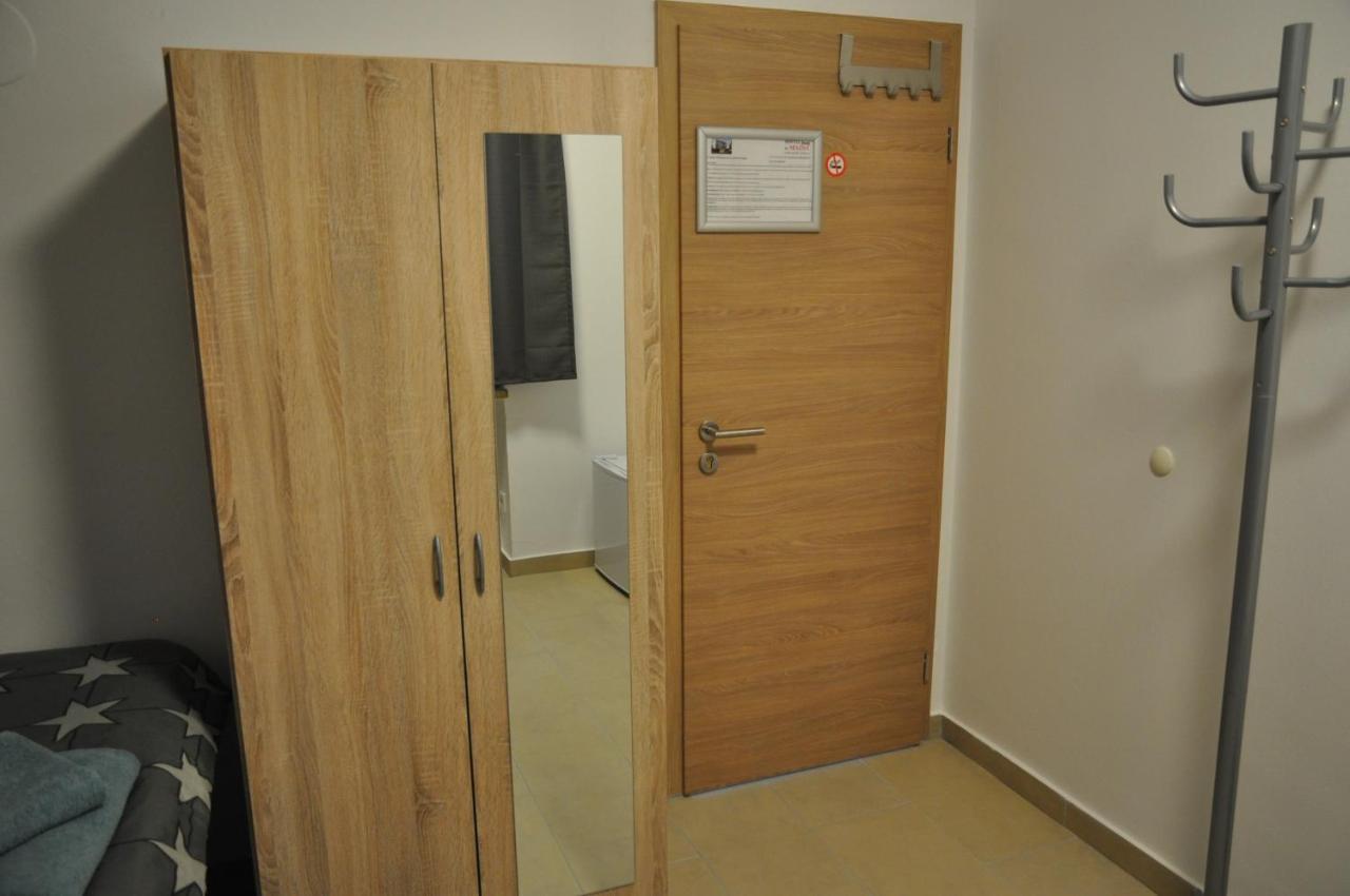 Weisenau Plaza Hostel Mainz Bagian luar foto